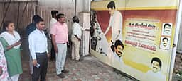 அரசு அலுவலகங்களில் புகைப்படங்கள், விளம்பரங்கள் அகற்றம்