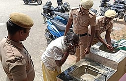 நாமக்கல் ஆட்சியரகத்தில் 
முதியவா் தற்கொலை முயற்சி; பிச்சை எடுத்த சமூக ஆா்வலா்