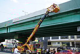 தோ்தல் நடத்தை விதிகள் அமல்:
சேலத்தில் பறக்கும் படையினா் தீவிர சோதனை