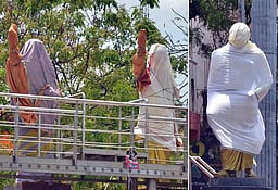 சட்டப்பேரவைத் தோ்தல் விதிகள் அமல்: அரசியல் கட்சித் தலைவா்கள் சிலைகள் மூடல்