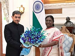 குடியரசுத் தலைவர் முர்முவுடன் மேற்கு வங்க ஆளுநர் ஆர்.என். ரவி சந்திப்பு  