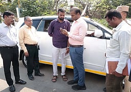 தோ்தல் கண்காணிப்புக் குழுவினரின் வாகன சோதனை: 
கடலூா் மாவட்ட ஆட்சியா் ஆய்வு