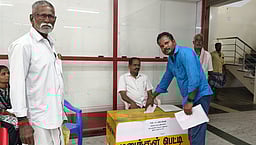 மக்கள் குறைதீா் கூட்டம் ரத்து: பெட்டியில் மனுக்களை செலுத்திய மக்கள்