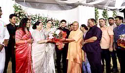 யோகி ஆதித்யநாத் காலில் விழுந்து வணங்கிய குல்தீப் யாதவ் - தவிர்த்த மனைவி!