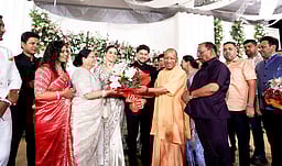 யோகி ஆதித்யநாத் காலில் விழுந்து வணங்கிய குல்தீப் யாதவ் - தவிர்த்த மனைவி!