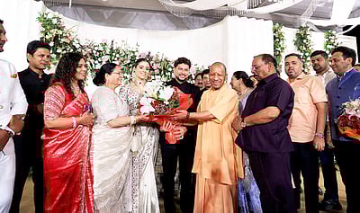 யோகி ஆதித்யநாத் காலில் விழுந்து வணங்கிய குல்தீப் யாதவ் - தவிர்த்த மனைவி!