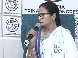 பாஜக அரசின் கீழ் ஜனநாயகத்தை சீர்குலைக்கும் முயற்சிகள்: மமதா குற்றச்சாட்டு!