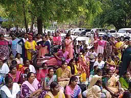 நிலுவை ஊதியம் கோரி அரசுத் திட்ட தன்னாா்வலா்கள் தா்னா