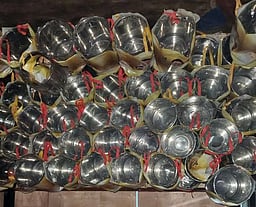 வாக்காளா்களுக்கு விநியோகிக்க கிடங்கில் பதுக்கிவைக்கப்பட்டிருந்த 98 அண்டாக்கள் பறிமுதல்