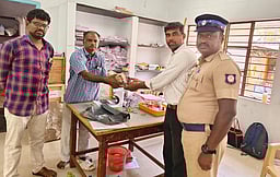 கரூா், திருச்சி மாவட்டத்தில் பறக்கும் படையினரால் ரூ. 6.71 லட்சம் பறிமுதல்