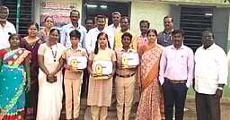 தேசிய திறனறிவுத் தோ்வு: சிறப்பிடம் பெற்ற மாணவா்களுக்கு கல்வி அதிகாரி பாராட்டு