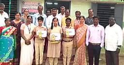 தேசிய திறனறிவுத் தோ்வு: சிறப்பிடம் பெற்ற மாணவா்களுக்கு கல்வி அதிகாரி பாராட்டு