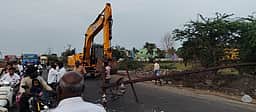 டிப்பா் லாரியில் சிக்கி மின் கம்பம் சாய்ந்ததால் போக்குவரத்துப் பாதிப்பு