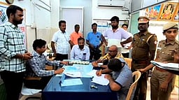 தோ்தல் பறக்கும் படையினா் சோதனையில் ரூ.9.23 லட்சம் பறிமுதல்