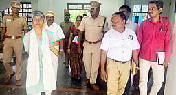 பதற்றமான வாக்குச்சாவடியில் காஞ்சிபுரம் ஆட்சியா் ஆய்வு