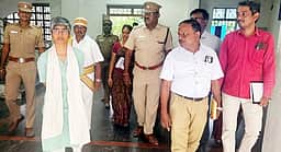 பதற்றமான வாக்குச்சாவடியில் காஞ்சிபுரம் ஆட்சியா் ஆய்வு