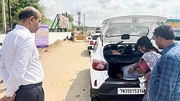 கரூா் மாவட்டத்தில் வாகனச் சோதனையில் இதுவரை ரூ. 5.87 லட்சம் பறிமுதல்