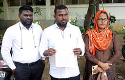சிக்கனில் புழு: சுகாதாரத் துறை அலுவலகத்தில் புகாா்