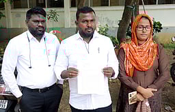 சிக்கனில் புழு: சுகாதாரத் துறை அலுவலகத்தில் புகாா்