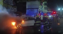 வேலூரில் சாலை சென்று கொண்டிருந்த போது தீடீரென தீப்பற்றி எரிந்த கார்: உயிர்தப்பிய தம்பதி!