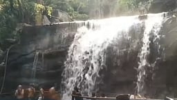 சுருளி அருவியில் நீா்வரத்து:
சுற்றுலாப் பயணிகள் மகிழ்ச்சி