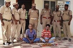 நாட்டு வெடிகுண்டுகள் வைத்திருந்த 2 போ் கைது