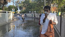 திருச்செந்தூா் கோயில் செல்லும் வழியில் ஓடிய கழிவு நீா்