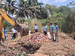 பேரூராட்சி குப்பைக் கிடங்கில்
புகையிலை பொருள்கள் அழிப்பு