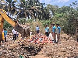 பேரூராட்சி குப்பைக் கிடங்கில்
புகையிலை பொருள்கள் அழிப்பு