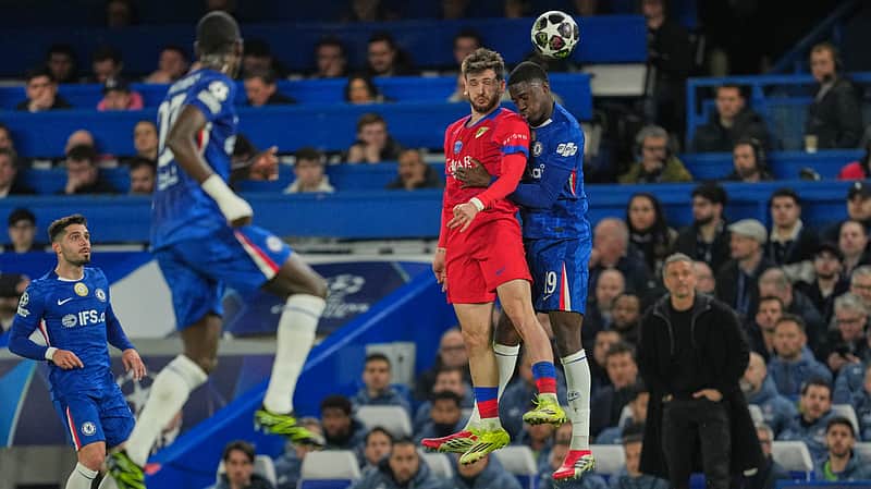 Chelsea's Mamadou Sarr, right, in action against PSG's Khvicha Kvaratskhelia during the Champions League soccer match between Chelsea and Paris Saint-Germain in London, England, Tuesday, March 17, 2026. (AP Photo/Kin Cheung)