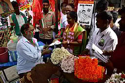 வேலூா்: நாம் தமிழா் கட்சி வேட்பாளா் பிரசாரம்