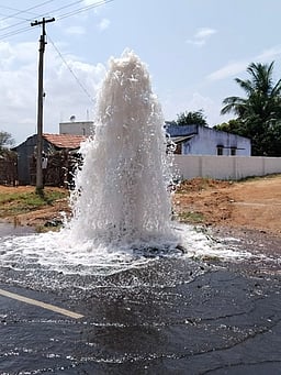 குஜிலியம்பாறை அருகே
காவிரிக் குடிநீா் வீண்