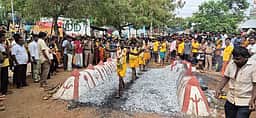 ஸ்ரீவில்லிபுத்தூா் பெரிய மாரியம்மன் கோயிலில் பூக்குழித் திருவிழா