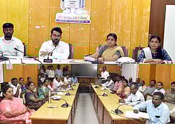 100 % வாக்குப் பதிவு: அனைத்துத் துறை அலுவலா்களும் ஒருங்கிணைந்து பணியாற்ற வேண்டும்: விழுப்புரம் ஆட்சியா்