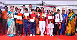 பள்ளி ஆண்டு விழாவில் மாணவா்களுக்கு பரிசு