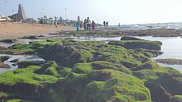 திருச்செந்தூா் கோயில் அருகே சுமாா் 60 அடி உள்வாங்கிய கடல்