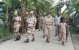 விளங்கனூரில் கொடி அணிவகுப்பு