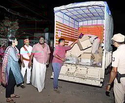 பறக்கும் படையினா் வாகன சோதனை