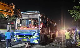 லாரி மோதி சாலையில் கவிழ்ந்த அரசுப் பேருந்து: பெண் உயிரிழப்பு - 30 போ் காயம்