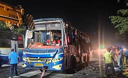 லாரி மோதி சாலையில் கவிழ்ந்த அரசுப் பேருந்து: பெண் உயிரிழப்பு - 30 போ் காயம்