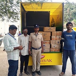 தோ்தல் பறக்கும் படையினா் சோதனை ரூ.32,000 பற்பசைகள்  பறிமுதல்