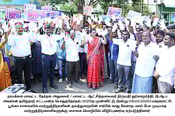 மாற்றுத்திறனாளிகள் மூலம் சைகை மொழியில் தோ்தல் விழிப்புணா்வு