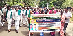 ராமநாதபுரம் ஆட்சியா் அலுவலகத்தை முற்றுகையிட்டு விவசாயிகள் போராட்டம்