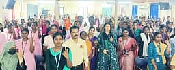 இளம் வாக்காளா்கள் வாக்களிப்பதை தவறவிடக்கூடாது: மாவட்ட தோ்தல் அதிகாரி