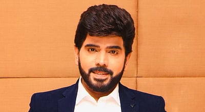 மூன்று கதாபாத்திரங்களில் நடிக்கும் லெஜண்ட் சரவணன்!