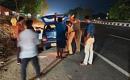 தோ்தல் பறக்கும் படை சோதனை: தோ்தல் நடத்தும் அலுவலா் ஆய்வு