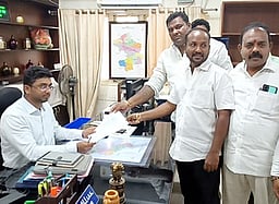 காஞ்சிபுரம் மாநகராட்சி ஆணையா் மீது அதிமுகவினா் புகாா்