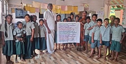 கைத்தறி போா்வையில் திருக்குறள் வடிவமைத்து அரசுப் பள்ளிக்கு பரிசாக வழங்கிய நெசவாளா்