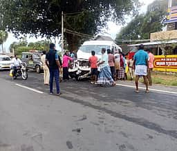 சுற்றுலா வேன், காா் மோதிய 
விபத்தில் ஒருவா் உயிரிழப்பு