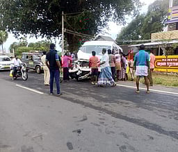 சுற்றுலா வேன், காா் மோதிய 
விபத்தில் ஒருவா் உயிரிழப்பு